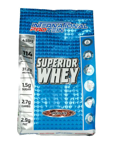 International Protein Superior Whey in chocolate flavor, 4.55kg container, showcasing the product package with branding details.
